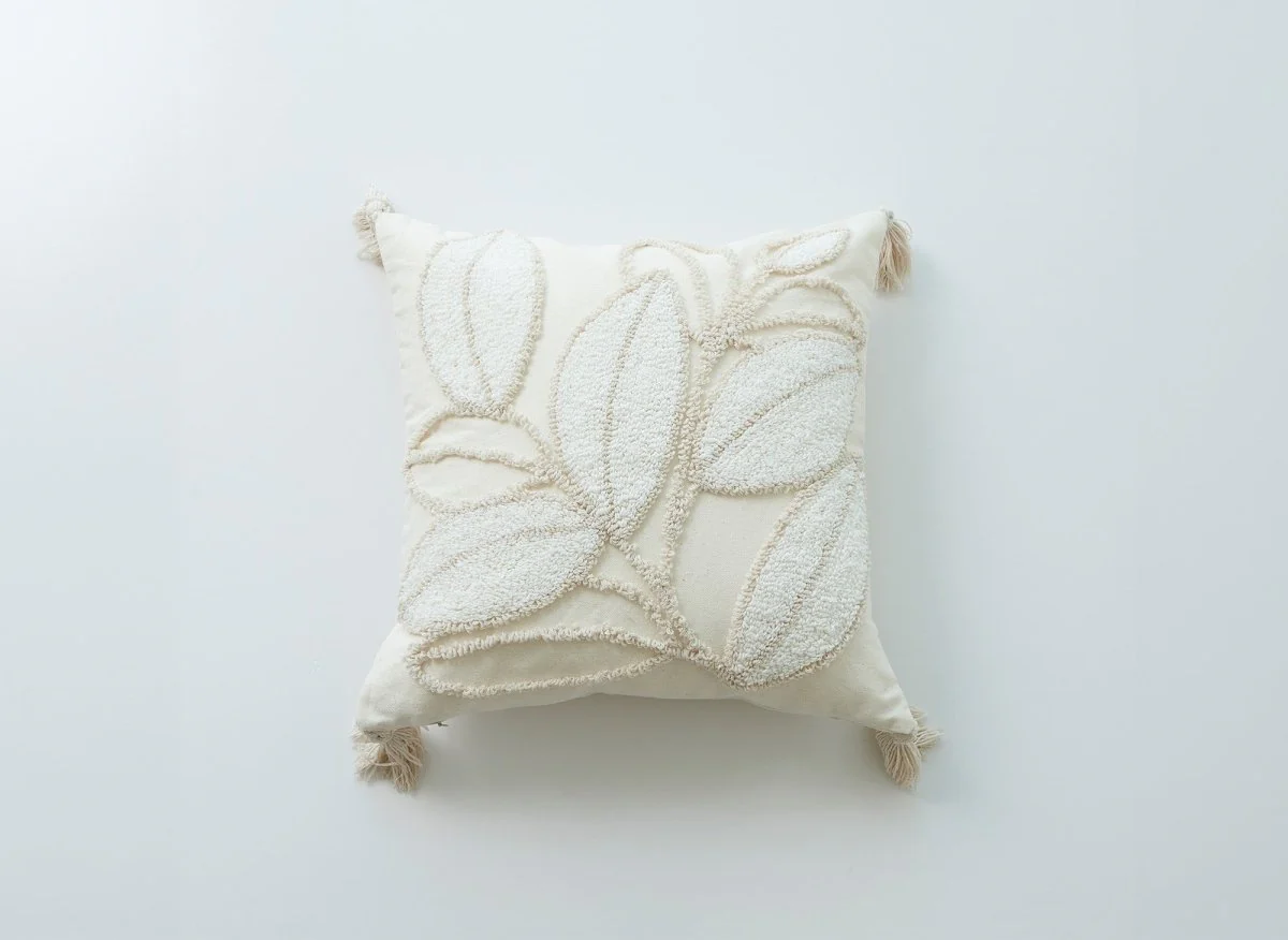 Coussin beige à motif floral 45x45 cm ALESIA - Image 2
