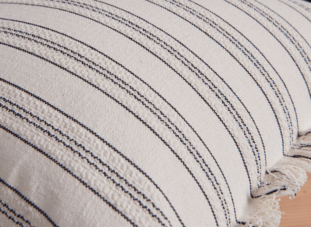Coussin blanc écru à rayures noires texturées 45x45 cm PAVIA - Image 2