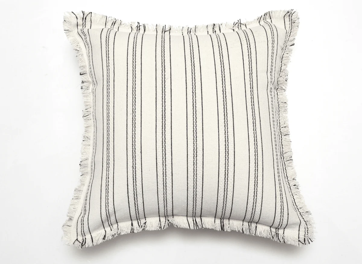 Coussin blanc écru à rayures noires texturées 45x45 cm PAVIA - Image 3