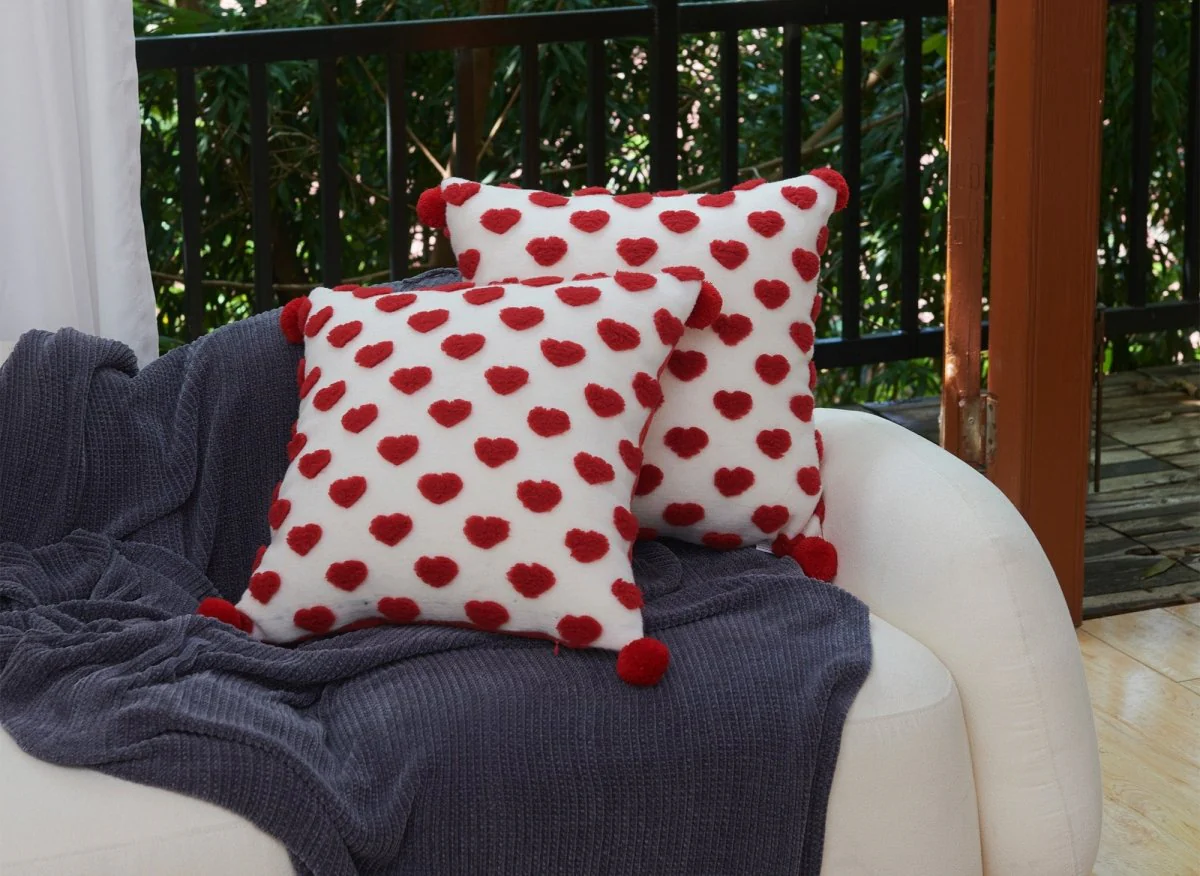Coussin blanc à coeur rouge 45x45 cm SADEN - Image 3