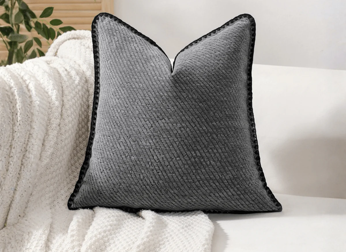 Coussin gris à rayures et surpiqûres noires 45x45 cm ZIGGY
