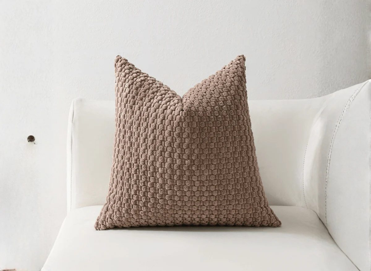 Coussin marron en tissu texturé doux 45x45 cm DUNE
