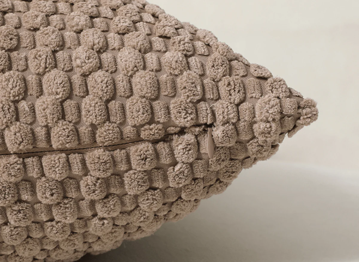 Coussin marron en tissu texturé doux 45x45 cm DUNE - Image 3