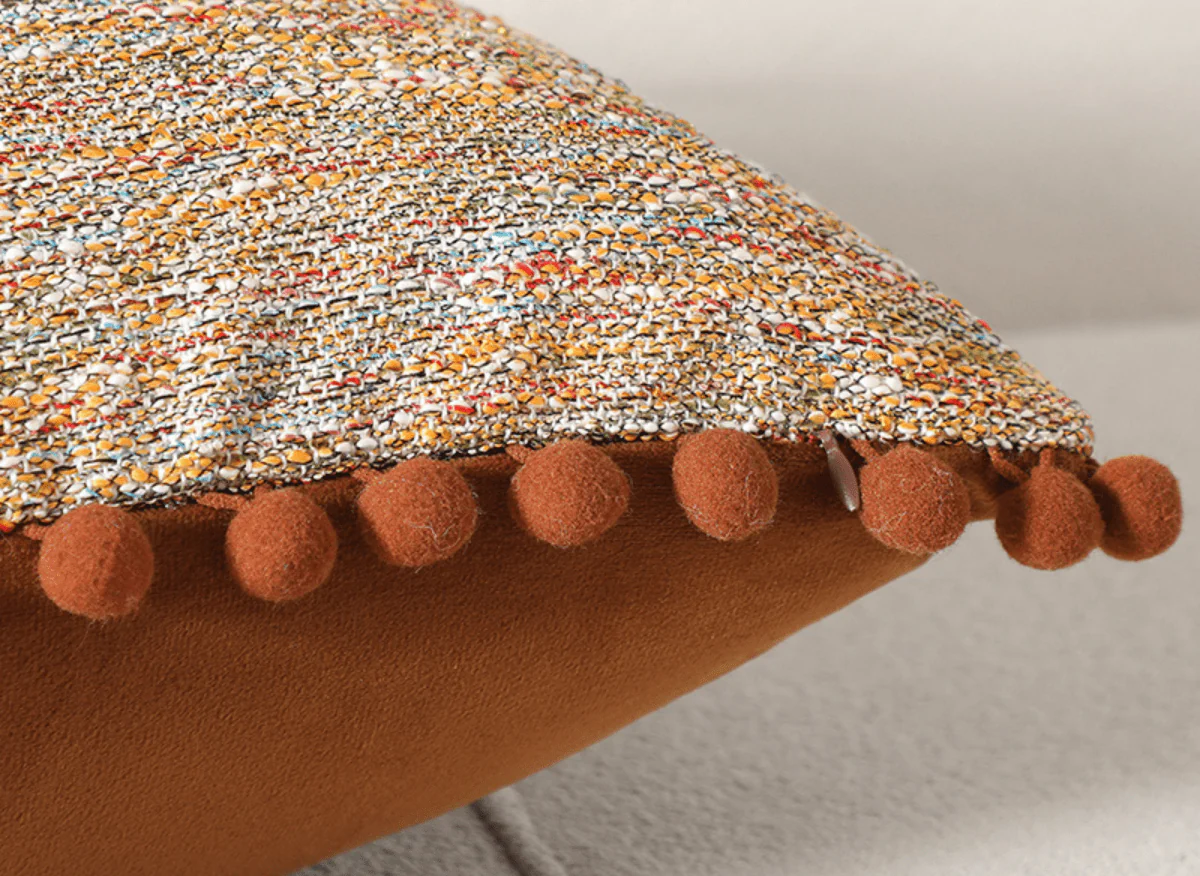 Coussin orange en tweed avec ponpons 45x45 cm POPINE - Image 2
