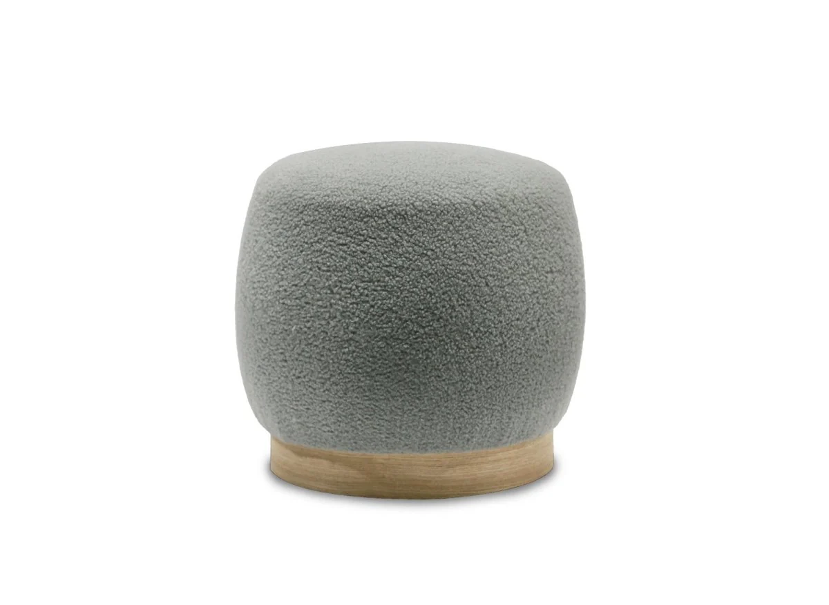 Pouf en tissu effet peau de mouton gris et bois VALEA - Image 3