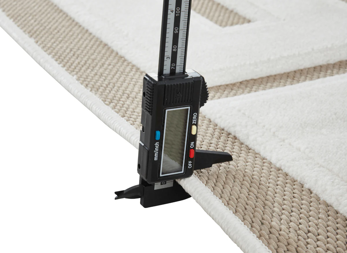 Tapis beige foncé à lettres beiges 200 x 290 cm KEZIA - Image 6